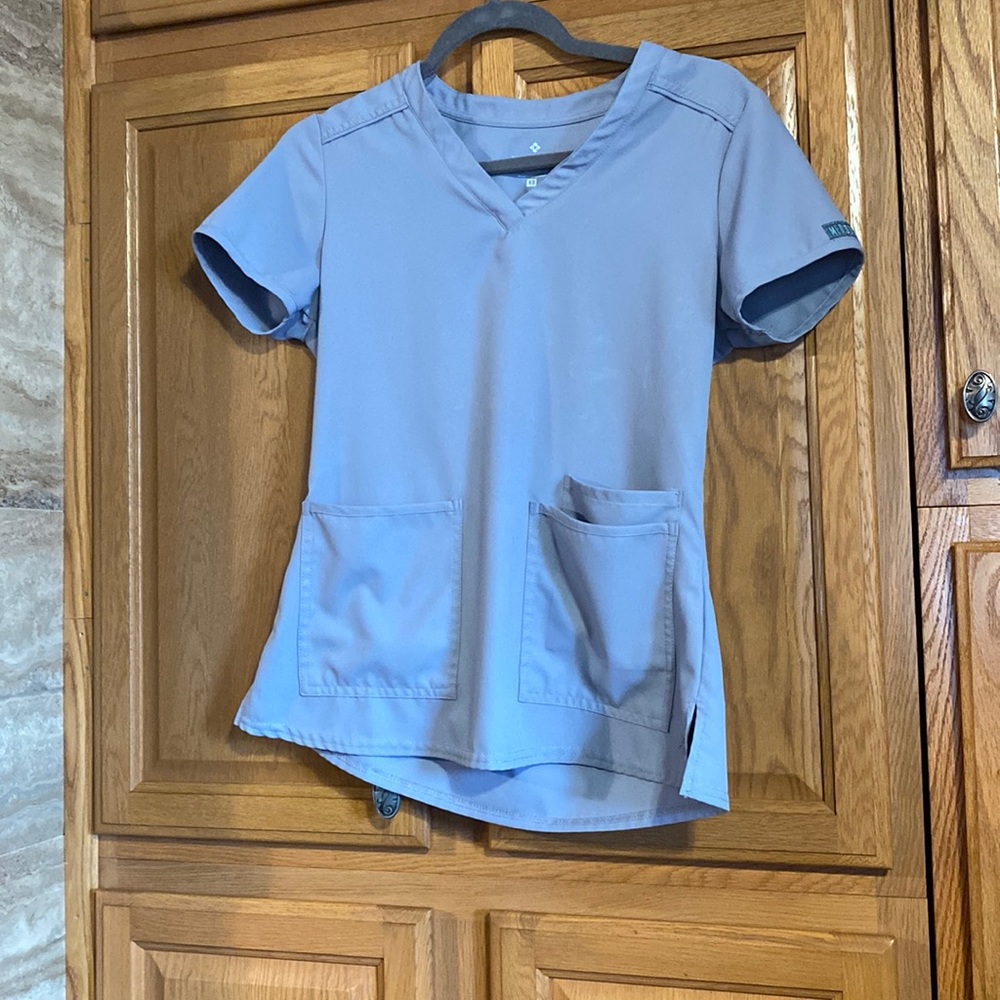 Medcouture XS Scrub Top and XS Petite Jogger - Gray